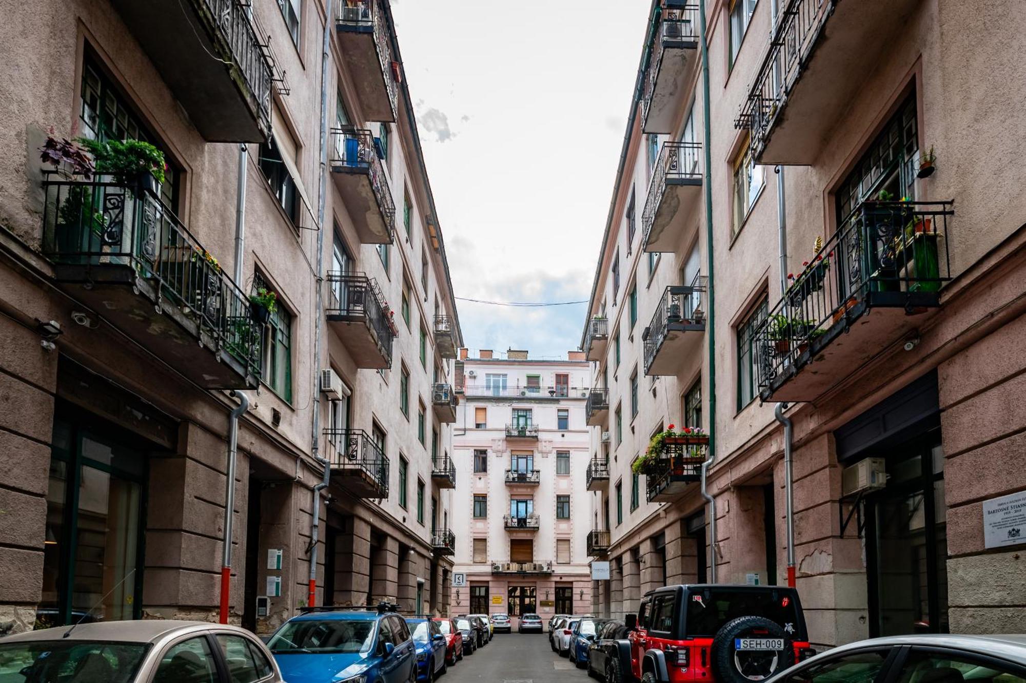Jungle Aesthetics Downtown Apartman Aircon And Garage Parking Budapest Exterior photo
